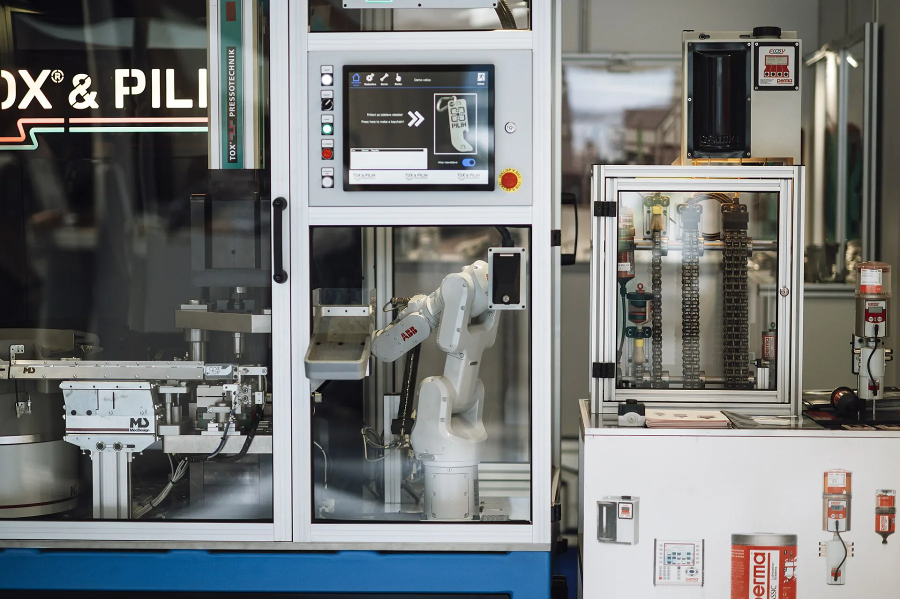 Célula robotizada industrial con panel de control táctil